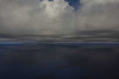 Güzel beyaz bulutlar şekillendirme ve mavi gökyüzünde hareket 