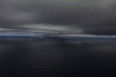 Güzel beyaz bulutlar şekillendirme ve mavi gökyüzünde hareket 