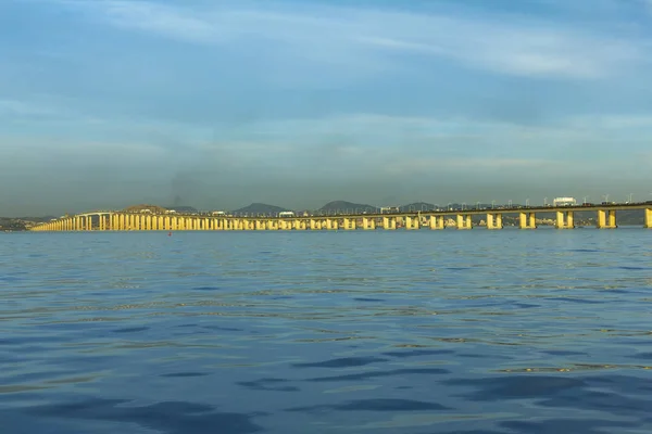 海の表面のブリッジ ブリッジ ニテロイ リオデジャネイロ市 ブラジル南米よりオプションで ポートフォリオ — ストック写真