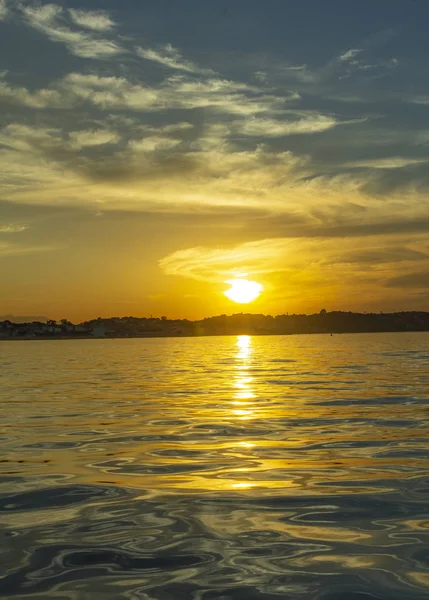 Deniz, altın rengi manzara, Rio de Janeiro Brezilya güzel gün batımı 
