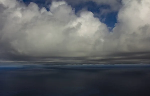 Schöne Weiße Wolken Die Sich Blauem Himmel Bilden Und Bewegen — Stockfoto