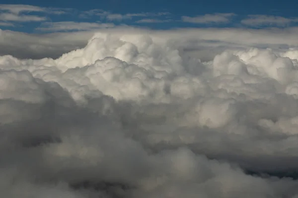 Schöne Weiße Wolken Die Sich Blauem Himmel Bilden Und Bewegen — Stockfoto