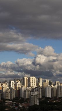 Büyük şehir ve güzel bir güneşli gökyüzü, Brezilya Güney Amerika büyük binalar 