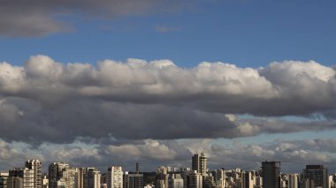 Büyük şehir ve güzel bir güneşli gökyüzü, Brezilya Güney Amerika büyük binalar 