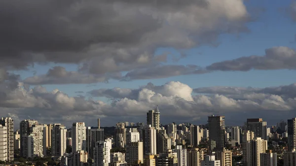 Büyük şehir ve güzel bir güneşli gökyüzü, Brezilya Güney Amerika büyük binalar 