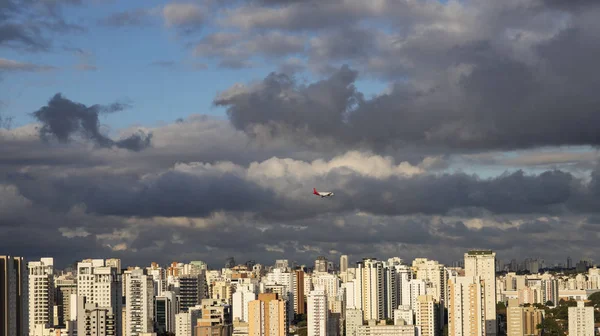 大城市的大建筑和美丽晴朗的天空 巴西南美洲 — 图库照片