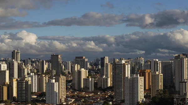 Büyük şehir ve güzel bir güneşli gökyüzü, Brezilya Güney Amerika büyük binalar 