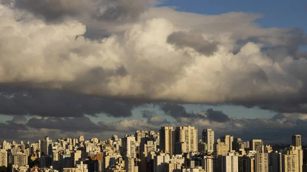 Büyük şehir ve güzel bir güneşli gökyüzü, Brezilya Güney Amerika büyük binalar 