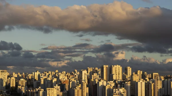 Büyük şehir ve güzel bir güneşli gökyüzü, Brezilya Güney Amerika büyük binalar 