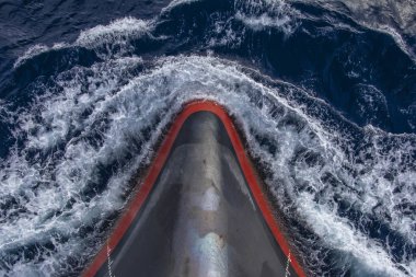 Gemi yelken, deniz mavi ve berrak su, daha seçenekleri içinde benim portföy önünde 