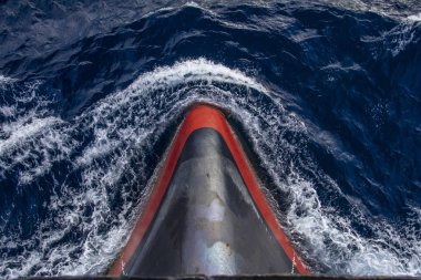 Gemi yelken, deniz mavi ve berrak su, daha seçenekleri içinde benim portföy önünde 