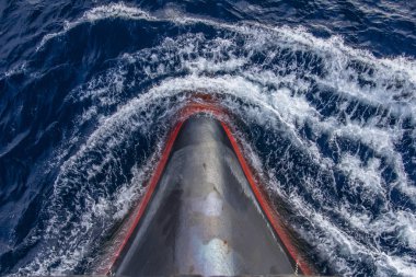 Gemi yelken, deniz mavi ve berrak su, daha seçenekleri içinde benim portföy önünde 