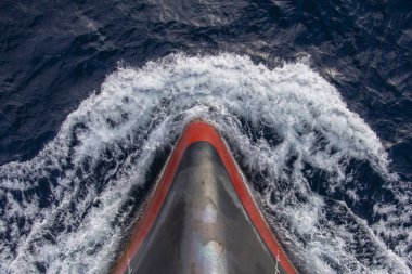 Gemi yelken, deniz mavi ve berrak su, daha seçenekleri içinde benim portföy önünde 