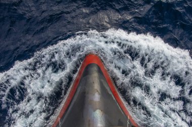 Gemi yelken, deniz mavi ve berrak su, daha seçenekleri içinde benim portföy önünde 