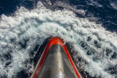 Gemi yelken, deniz mavi ve berrak su, daha seçenekleri içinde benim portföy önünde 