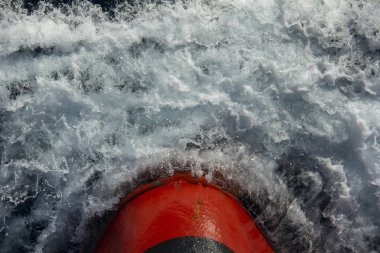 Gemi yelken, deniz mavi ve berrak su, daha seçenekleri içinde benim portföy önünde 