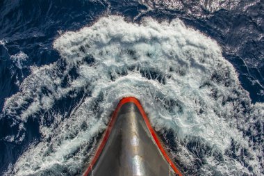 Gemi yelken, deniz mavi ve berrak su, daha seçenekleri içinde benim portföy önünde 