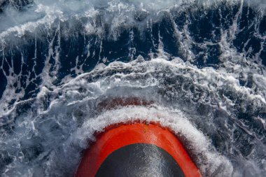 Gemi yelken, deniz mavi ve berrak su, daha seçenekleri içinde benim portföy önünde 