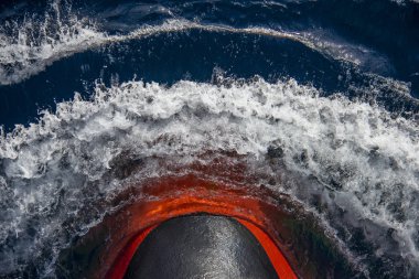 Gemi yelken, deniz mavi ve berrak su, daha seçenekleri içinde benim portföy önünde 