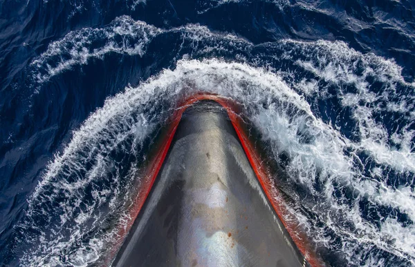 Voorkant Van Het Schip Zeilen Zee Van Blauwe Helder Water — Stockfoto