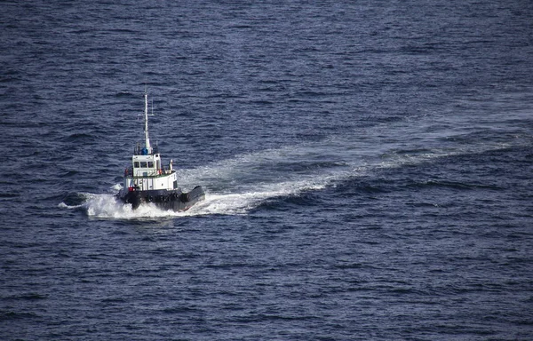 Barco Rebocador Branco Preto Navegando Beira Mar — Fotografia de Stock