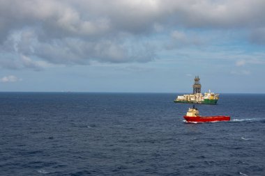 Açık denizde petrol endüstrisinin offshore çalışma alanı