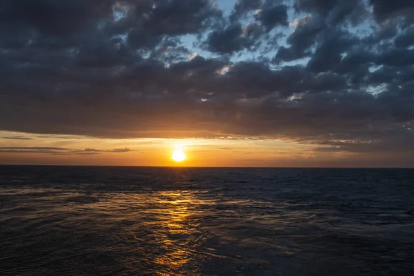 Helideck helikopter gemisi Mavi denize iniş üzerinde 