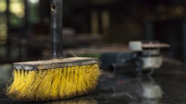Sarı temizlik süpürge, çalışma odası ve ev, bulanık arka plan sander  