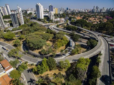 Bir otoyolda sürüş araba robot kuş bakışı 