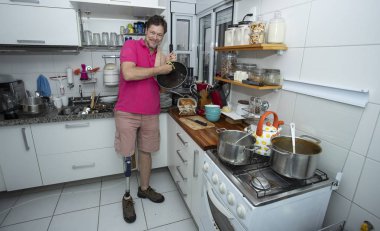 Engelli. Bacak olmayan izole adam. Mutfak Temizleme 