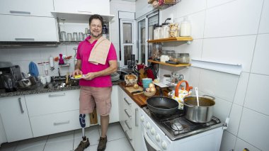 Erkek mutfak temizlik yapar. Olgun adam bulaşıkları yıkar. Temizlik kavramı. 