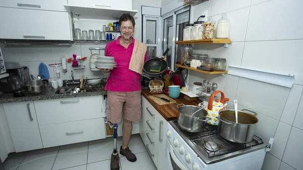Чоловік Робить Прибирання Кухні Зрілий Чоловік Миє Посуд Концепція Очищення — стокове фото