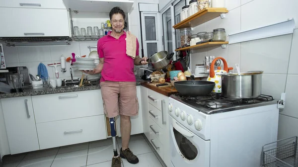Hombre Hace Limpieza Cocina Hombre Maduro Lava Los Platos Concepto —  Fotos de Stock