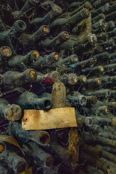 非常に古いワインセラー クモの巣および塵の多くの非常に古いボトル — ストック写真