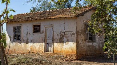 Brezilya'da bir zavallı çiftlik evi çok basit ve kötü bakım 