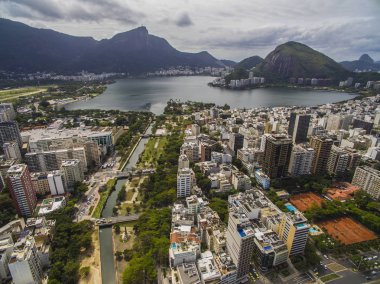 Havadan görünümü Ipanema mahalle (sağda) ve Leblon ve Rodrigo de Freitas lagün. Kareler Bahçe: Allah'ın (veya bahçe: Allah'ın) bilinen küme. İsa'nın kurtarıcı içinde belgili tanımlık geçmiş. 
