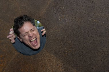 Bağırarak iş adamı. Onun kafasında bir delik olan bir adam. O bir baş ağrısı, stres ve overworked kavramı geçiriyor. Hayal kırıklığı ve zayıflık 