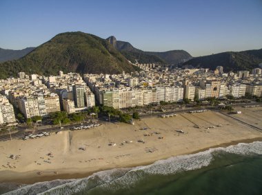 Rio de Janeiro ünlü Copacabana Plajı. Brezilya Güney Amerika. İsa'nın kurtarıcı dağ içinde belgili tanımlık geçmiş.  
