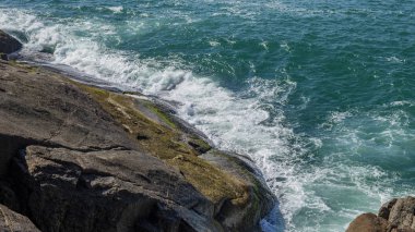 Deniz kaya. Taşlı bir kumsalda kırma dalgalar. Leblon Plajı Rio de Janeiro Eyaleti, Brezilya Güney Amerika taşlara karşı çökmesini dalgalar güzel deniz. Tasarım için buzlu kırma deniz. 