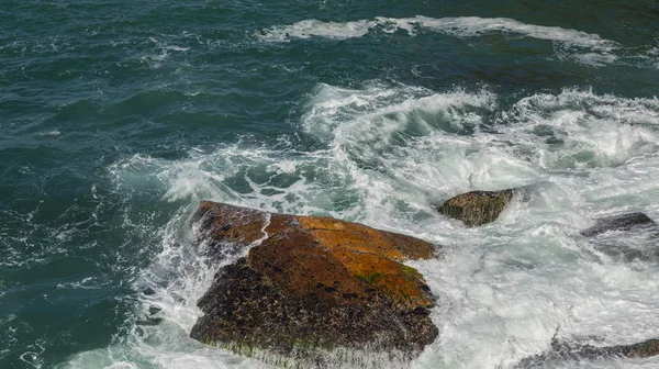 Pedra Mar Ondas Rebentar Numa Praia Pedra Belas Ondas Mar — Fotografia de Stock