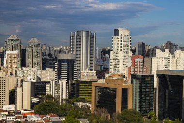  Modern courtyard adlı görüntüleyin. Modern bina cephe. Sao Paulo şehir, Brezilya. 