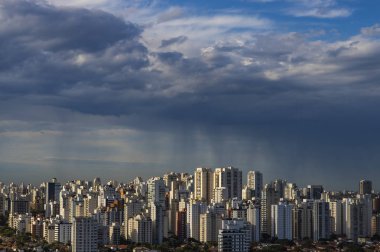 Fırtına geliyor. Kasırga. Yer ve gök. Cityscape. Sao Paulo şehir manzarası, Brezilya Güney Amerika. 