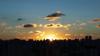 Gökyüzü bulutlu gün batımı ile akşam şehrin üzerinde. Sao Paulo şehir, Brezilya Güney Amerika. 