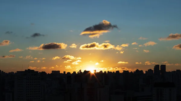 Cielo Con Nubes Sobre Ciudad Tarde Con Puesta Sol Sao — Foto de Stock