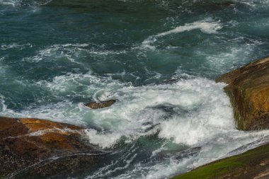  Brezilya'da bir buzlu kırma dalgalar deniz. Dalgalar derin mavi deniz cliff vurdu. Dalgalar deniz kaya cliff vurdu. Bir uçurumun kırma dalgalar güçlü deniz. Dalgalar kayaların üzerine sıçramasına. Taş isabet güçlü okyanus dalgaları 