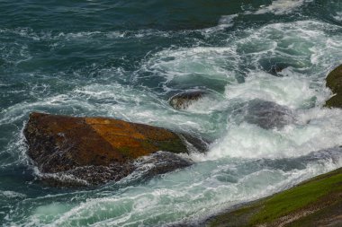  Brezilya'da bir buzlu kırma dalgalar deniz. Dalgalar derin mavi deniz cliff vurdu. Dalgalar deniz kaya cliff vurdu. Bir uçurumun kırma dalgalar güçlü deniz. Dalgalar kayaların üzerine sıçramasına. Taş isabet güçlü okyanus dalgaları 