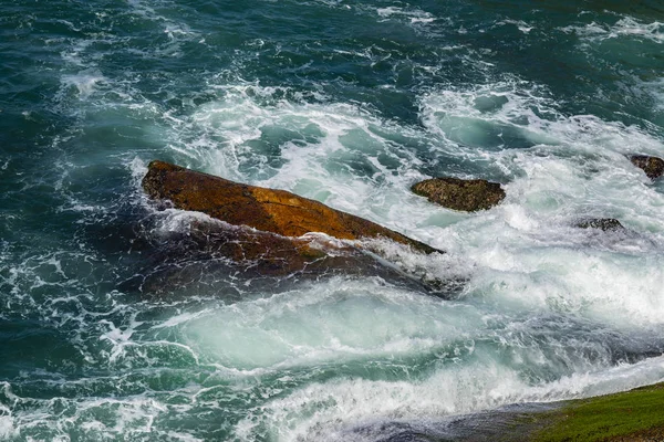 Ondas Mar Quebrando Rochas Brasil Ondas Mar Azul Profundo Atingiram — Fotografia de Stock