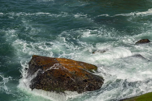 Морські Хвилі Порушення Безпеки Скелі Бразилії Глибоке Синє Море Хвилі — стокове фото