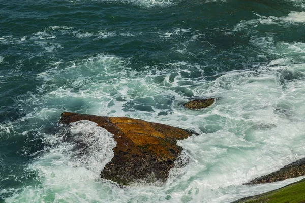 Морські Хвилі Порушення Безпеки Скелі Бразилії Глибоке Синє Море Хвилі — стокове фото