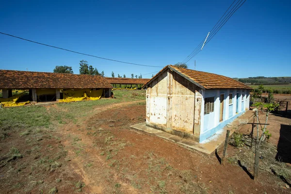 Quinta Casa Muito Simples Uma Fazenda Frango Casa Fazenda Terra — Fotografia de Stock